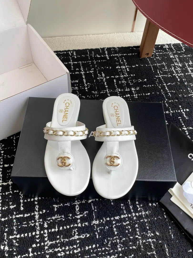 Requisition level（Synchronise Action✈️Box） CHANEL Chanel. 25ss Summer New Money Tow-toe BEACH REQUIREMENTS Chanel2025Chanel's latest blast. Summer slippers., It's a lot of skinny money., A slipper with a big face., Any match is perfect.！The lazy slippers are worth commending. Shoe.: Import of sheep skin Comfortable. Uchi.: A mixed-meat sheep. Otsumi!: Italy is a big-ass country. Size: #35-41（40 41Custom without re-offer）
