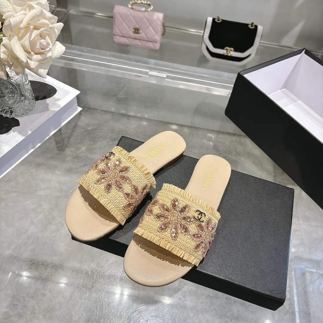 Get out of the factory.（Top Version） 26Spring and summer.ChanelDesigned to bring high light., Classic doubles.CIdentified., The little fragrance is so delicate that it can't hide.～ I'm not free., It's beautiful., 🤩♪ The upper feet are light and unburdened ♪, The details are very well-known., The stylish summer atmosphere is all about it.✨ 🔺Fabulous.:Customized sketch 🔺Colours:Almond., Black, White 🔺Codes: 35-40Code（41Make a no-refund order.）