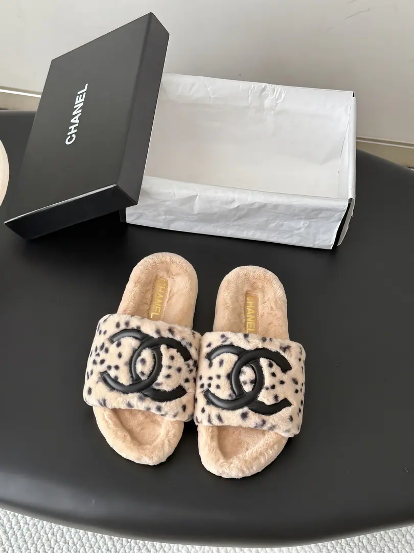 🏧𝐂𝐡𝐚𝐧𝐞𝐥 26KNew fur slippers.！ This is so cute.～ ♪ Soft and fluffy hair ♪, It's warm and warm.! I'm gonna raise my legs.! Autumn and winter with socks and lazy. The upper feet are really nice and fashionable.!It's so beautiful.! Import wool, ♪ My hands are so delicate and so soft and smooth ♪ Original model rubber bottom Size: 35-41（40/41Custom）