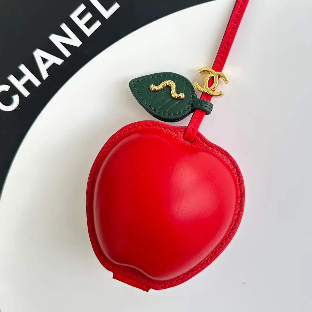 OHANEL🚩🚩🚩Le Creuset Valentine's Day Apples.​​🍎Le CreusetValentine's Day's Apples., Red leather.+Green leaves., It's a cute look.！Small and light., It's a change., Cards, little things., The zipper is easy and safe.✨. Red is a symbol of passion and love., It's perfect for Valentine's Day or for a routine match., Practical and collection value, The holiday was full.！Mini-handbag.👜Apple suspension blends fine crafts with popular cultural elements！The core French fine process