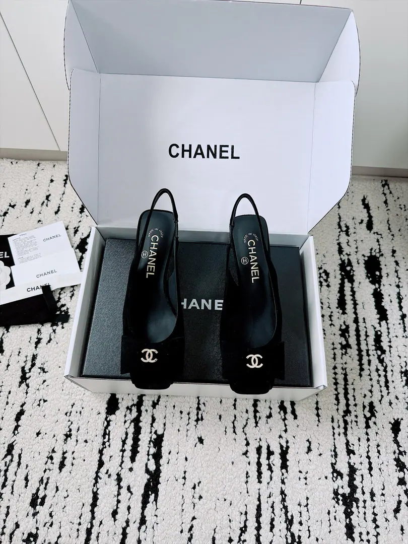 🏧𝗖𝗛𝗔𝗡𝗘𝗟The new one has high heels. Top Version The classic butterfly is a pair of heels., Butterfly knots are a good look., Stretch your ankles.. Nice and delicate and a balance of beauty and walking comfort.. Multi-Current Colour Selection, With a dress., The suit is all very colorful., A double-checking date is done., The perfect rich family.. Shoe-faced sheep's skin./The sheep./Custom Layout+I'll put my foot on the skin inside.+Italy is a big-ass country., He's tall.5.5cm Size: 35-39（40 41 Do it.）