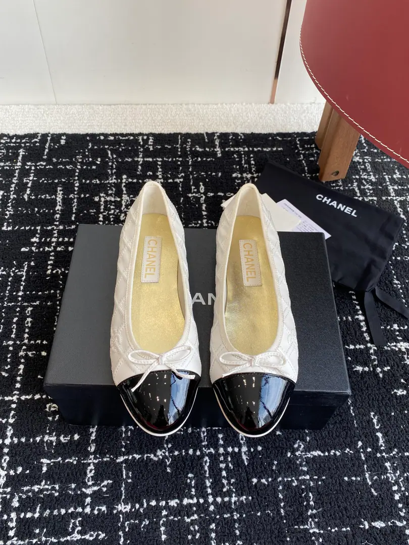 Requisition level CHANELKaori! 25ss Spring and summer shoes. Embrace, Ballet shoes. Like a necklace on the neck of a goddess., The upper foot is very wrapped., Heel thinner., It's really superb.！ The ancient Mary Jane is so right., A man likes a classic match., - Yeah, I'm pretty good.80The feeling of a little fragrance from the time of the past., New Fashion, The process is perfect., Mixed sheep skin design, She's so beautiful., Very thin and white., I think... Girls have to have one pair., The most important thing is that the color is bright enough., The flying of her feet is no longer enough to describe her as a flat-footed woman., Let's get the shoe money out of my hand.！ Nice little Mary Jane Ballet shoes., The stars and the reds are wearing them., I like this shoe girl more than I like it., It's just a gift., There's almost no white Mary Jane with all the styles., Only in her place can she be so high profile., Brief The color of pure color is not complicated., Spring with little pairs of pants., The dress can be of any quality.！ The fabric is imported into the sheep's skin. Very advanced. I'll put my foot on the skin inside., Soft and delicate., Super comfortable with your husband., High-end luxury！ Size: #35-41（40 41I'll make sure I don't change it.）