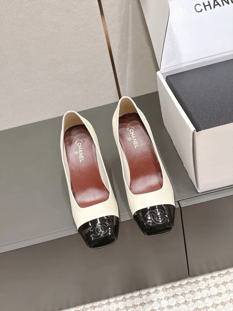Requisition level Chane*26/The new early autumn. Slash-head heels. And I'm a little bit of a glorified, elegant, and luxuriant., The classic smudged face-skinning slender slur., The shoe head is a double-stamp.CMarking, Janey's shoe type is a very warm and pleasant gesture., Lower-key release of French style.. The classic color-cracking system has been long-standing., To blend French grace with classic brand elements, And she's a real-faced girl., It's a four seasons thing., It's a classic high-quality heel in a shoe cabinet.. Shoe.: Lamb skin. Uchi.: Lamb skin. Otsumi!: That's a big one. size: 35-41Code（40, 41Code custom is not to be changed）