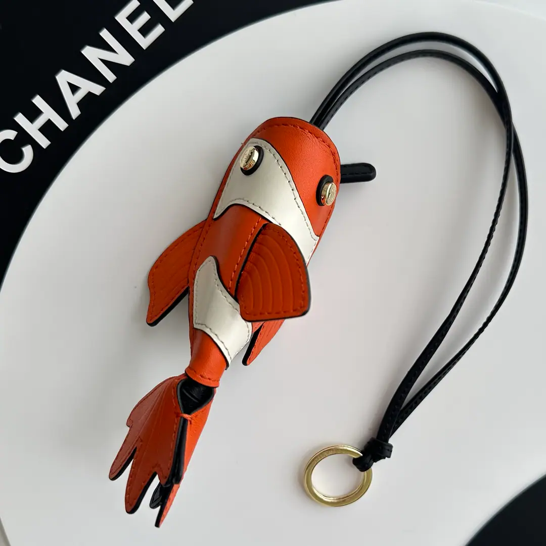 OHANEL🚩🚩🚩❗️New❗️Kaori! The Si-Wall.🐟Little goldfish. I'll pack the clown fish.𓆜It's all new.Chanel Coco BeachSummer capsule series, By《Total mobilization of the seabed》Clownfish.Nemois core element, I'm a man of my clothes., Bag., Shoes and accessories., I'm putting a childhood-friendly hang-up on Chanel Beach., Hang up the keys., I'll be fine with the strap., Yes.2026Chanel's lightly equipped., Put a brand-marked grace on every single item.. Long rope.28cm Goldfish.14cm Chief40cm