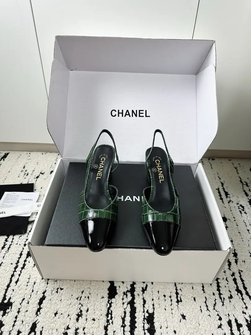 🏧𝗖𝗛𝗔𝗡𝗘𝗟Xiangixiang's classic coloring Alligator tattoos, empty sandals. Top Quality Facework customized leather with original The inside feet are all sheep's skin. Italian imports are so thick. size: 35-39（40/41Custom）