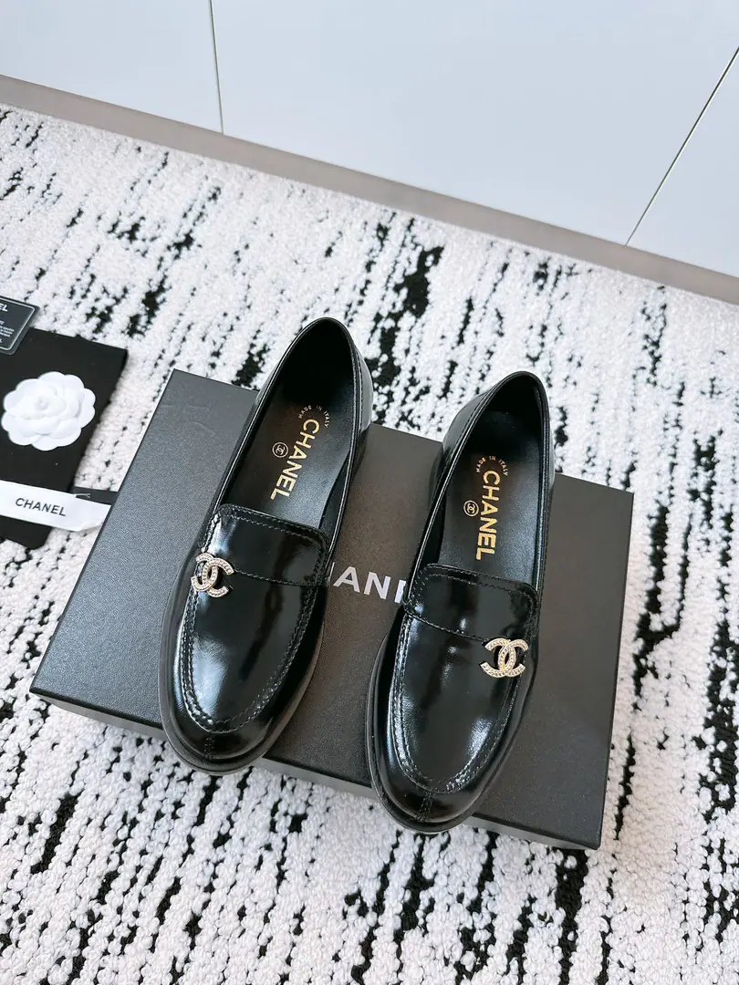 🏧𝗖𝗛𝗔𝗡𝗘𝗟Top of the lyver shoes. The big stars are a red-hot show. A hundred-year-old classic.！ A big one.！We're gonna hit him with a pound.！ The shoe is imported into the skin. Importing comfortable sheep's skins and putting feet inside. The original Italian is a very big one. Size35-41（40.41Make a reservation.） ⚠️Need a plane box.+