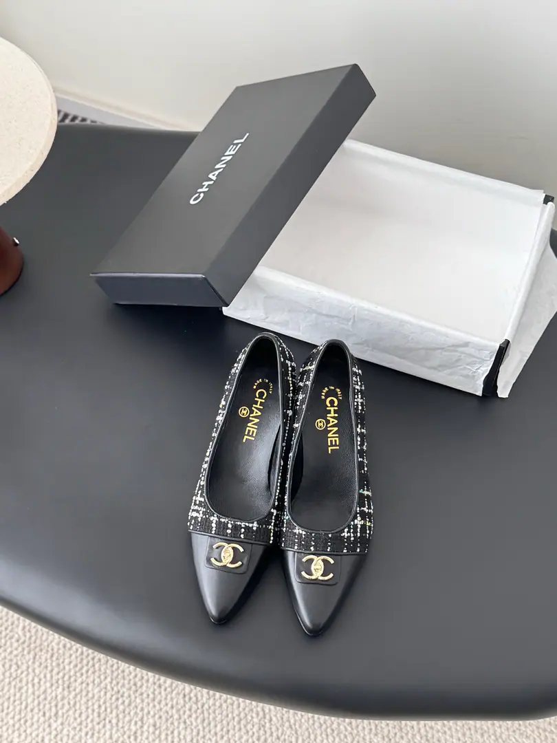 Chanel VintageThe ancient series of single shoes. Simple, not simple., The upper foot is so thin.. Shoe-faced cow skin., I'll put my foot on the skin inside., Original Base. Size:35-39 The other numbers are certain.