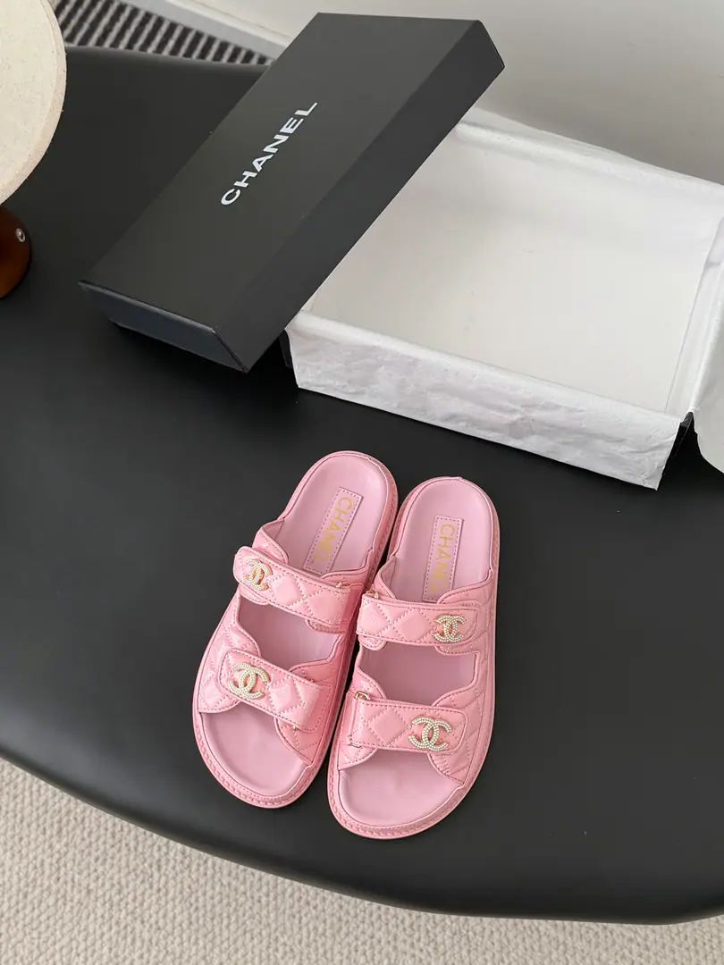 [ That's a little skin.+30 ] 🏧𝗖𝗛𝗔𝗡𝗘𝗟 New magic with the classic sandals. Top Quality Original Customise Requisition level！ All the colors are in my house.！ Import of specific flour+Foot./The inside sheep.+Rubber bottom Original hardware button design, It's simple and fashionable. All with cabinet top packing！ Size:35-41 [40.41Do it.]