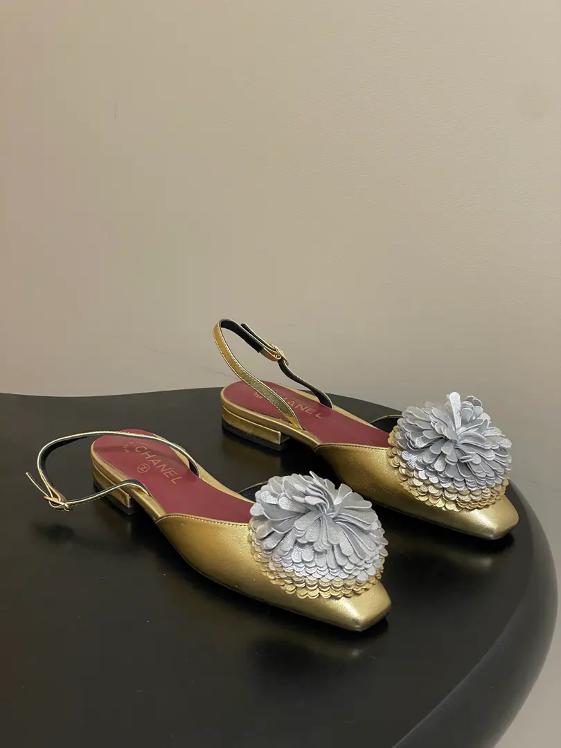 Chanel Kaori!26XSpring and summer. The real leather-skinned teaflowers with flat-bed sandals, Mary Janes, ballet shoes. Use the back tripped heels., A shape of shoes., Lines are simple and easy.. Back trip tape designed for strap elasticity, Follow me., And the balance between ease and comfort.. The stubble flower of the shoe is the center of the decorative., White with the same color., Black with black flowers., Gold with white flowers., Colour mix creates visual contrasts. The insides are gold.“CHANEL”Branding, The original branding of precision and recognition.. Shoe.: Lamb skin.（Real petals make a difference between the other and the other.PU） Inside, put your feet on the inside.: Lamb skin. Shoes under the sole.: Italy is a big-ass country. Codes: 35-39（34.40.41.42I'll make sure I don't change it.）