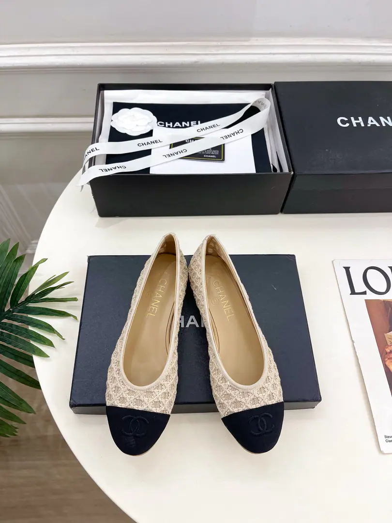 𝐂𝐇𝐀𝐍𝐄𝐋 | Kaori! 26𝐬𝐬 🦋2026Spring and summer brand new. Xiang-tzu.CWeaving of ballet shoes New series〰 🍬 BSThe best in the fashion world. The pairs are carefully designed. Extremely simple The classic elements that never faded. 💋It's a beautiful dress. Summer's mandatory.…… ━━━━━ ЅᏇєєt ━━━━━ ▪️Shoe.: Original high custom knitted face ▪️Uchi.: Imports of sheep's skin ▪️Otsumi!: The original import is really big. ▪️He's tall.: 1.5cm ▪️Shoes.: 35-39（40.41Custom without re-offer） ▪Plant price