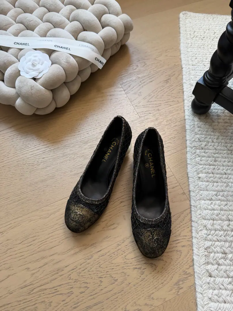 Chanel 25kNew pearl Mary's shoe. Top Version？We'll have to sell it first. Shoe veil. The inside sheep. That's a big one. Codes: 34-41 「34 40 41Custom without re-offer」