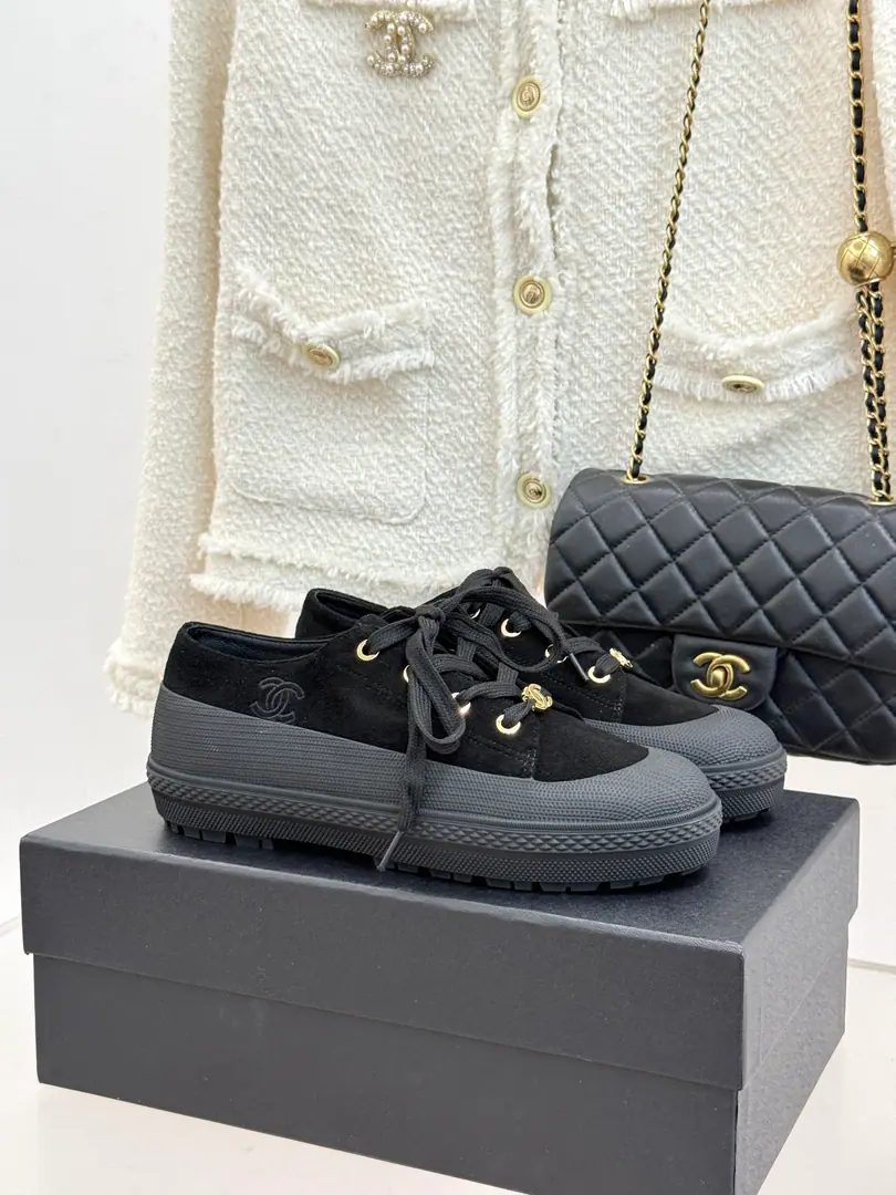 🏧𝗖𝗛𝗔𝗡𝗘𝗟Top new item. Pinecakes, leisure shoes. Shoes face customize cattle against velvet The insides are all sheep's skin. Original modeling, slide-proof floor Size: 35-39（40/41Custom）