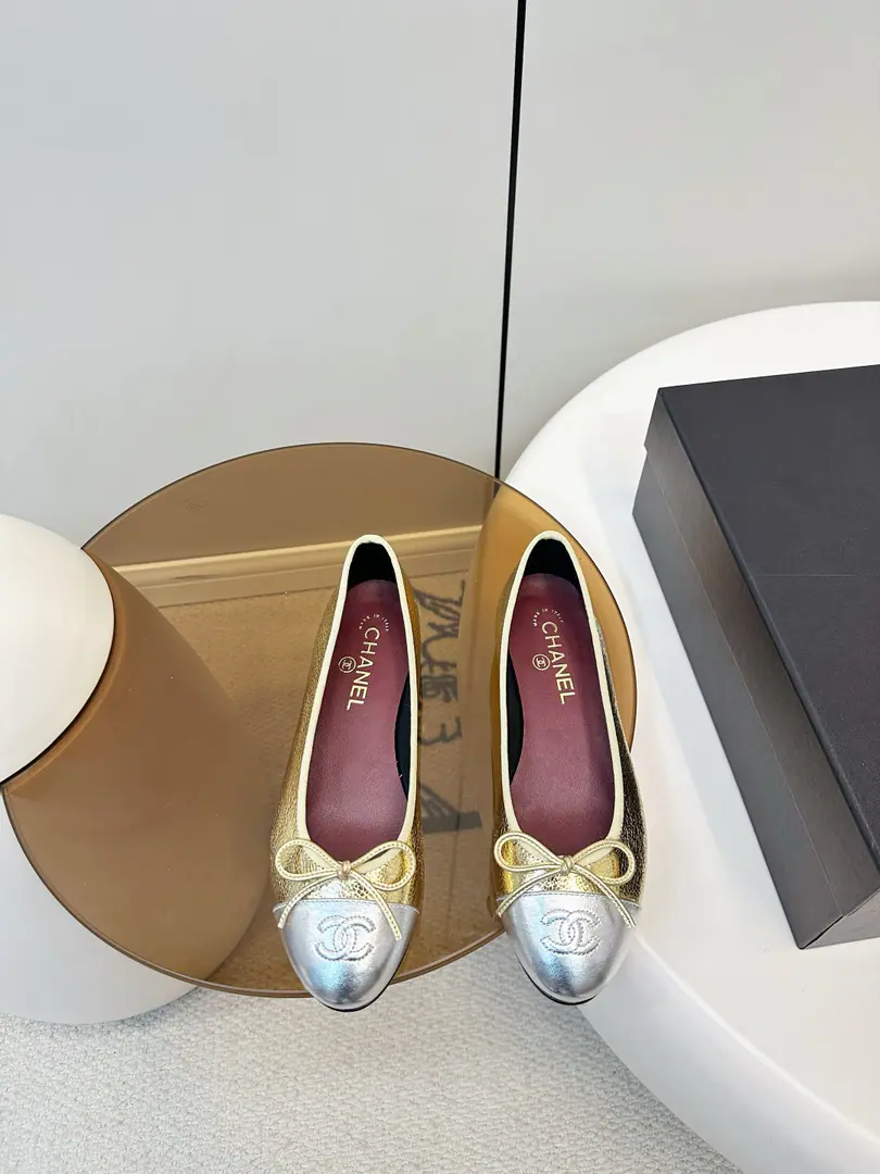 ​​Chanel｜Chanel.25SMetal ballet shoes.​​ ✨Chanel.25SMetal ballet shoes., DoubleCThe embroidered shoe head is swirled., Butterfly Node, It's a very elegant and recognizable thing.！Shoes long., Round Head Design, Get some air inside., Spring and summer are so comfortable.～Lightly and flat., Telecommuting, Shopping., You can easily ride on a date.👠. The silver light is full., You're all very colorful in skirts and jeans., The French romantic atmosphere is filled with a sense of direct tension.！ Shoe.: Metal-coloured sheep. Uchi.: In the sheep's skin. Italian skin. Codes34-42（34.40.41.42Make a reservation.）