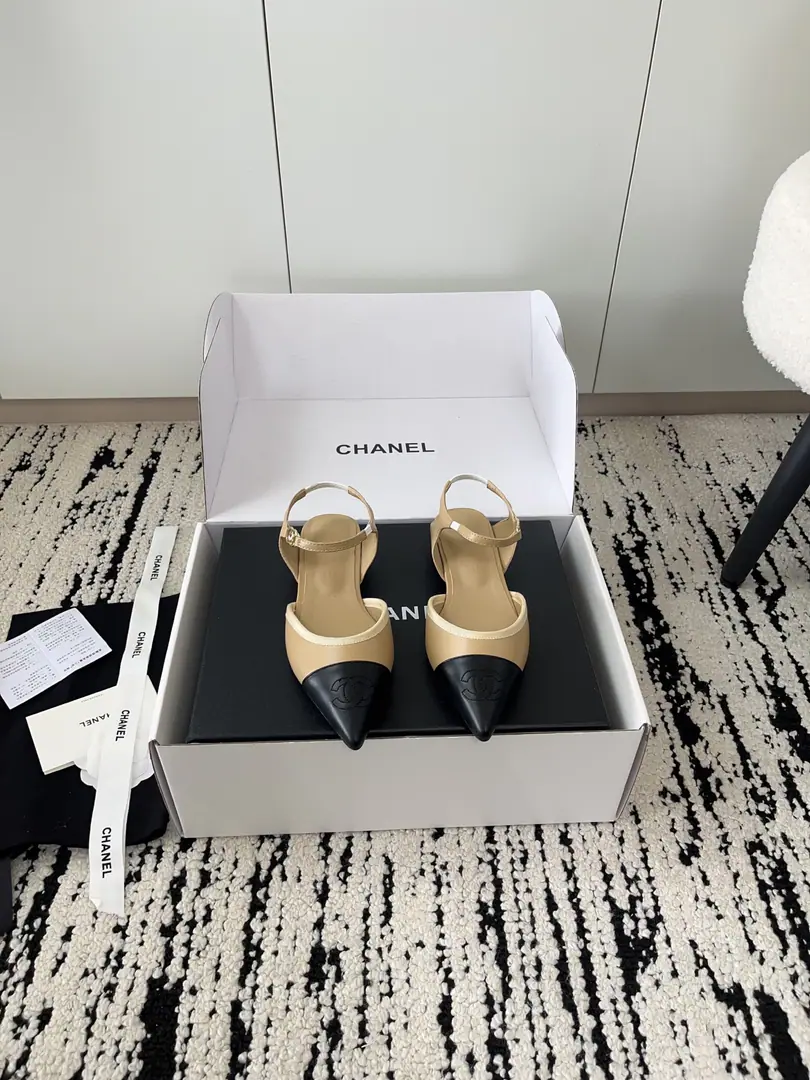 🏧𝗖𝗛𝗔𝗡𝗘𝗟Top-of-the-line sandals. The first time I saw it, I was grassed. Super gentle and generous. A little shoe, a lady. It's a very good touch. High-level, high-quality. The shoe face is original cow skin. Uchi./I'm gonna get a little bit of a sheep-skin. Italian imports are so thick. Codes 35-41 [40.41Custom] [⚠️Need a plane box.+]