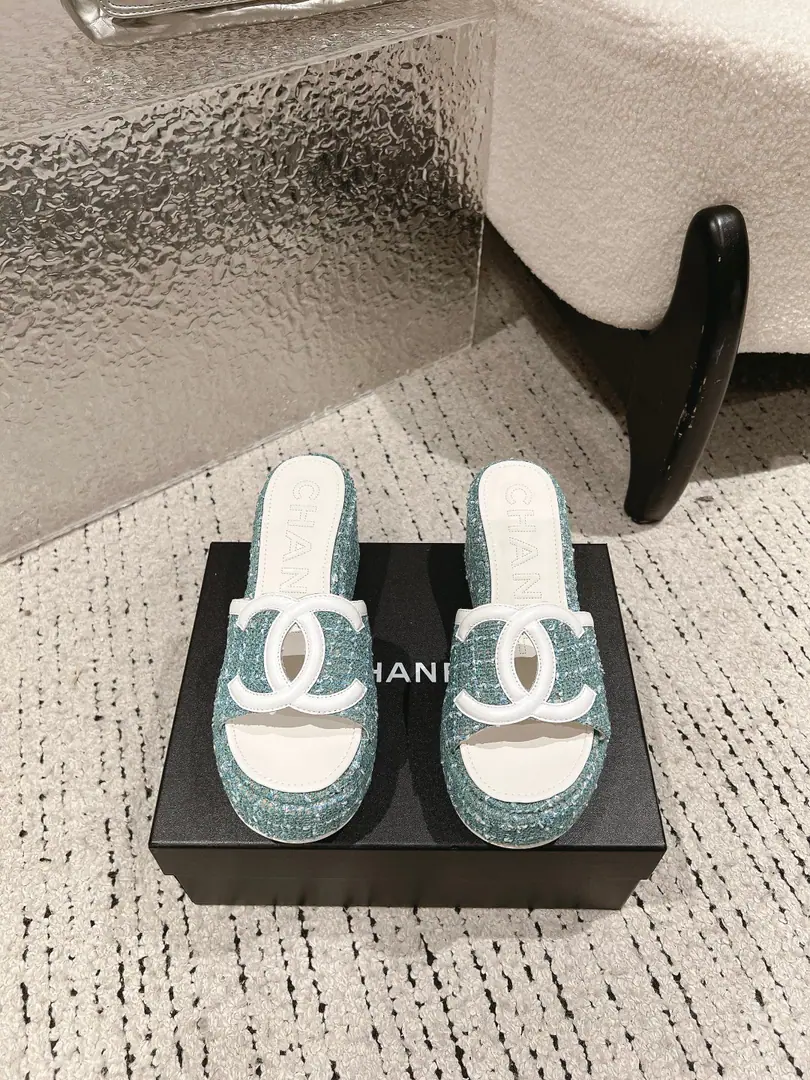 🏧𝗖𝗛𝗔𝗡𝗘𝗟Spring and summer brand new. Original Top Level DoubleCThick slippers. The season's fake duffle series is really beautiful.！ It's a beautiful foot.😍 How do you look?👍🏻 ꫛꫀꪝ Go➫ Material Shoes face is customized with original The insides are all sheep's skin. Original modeling, slide-proof floor Codes: 35-39（40/41Custom）