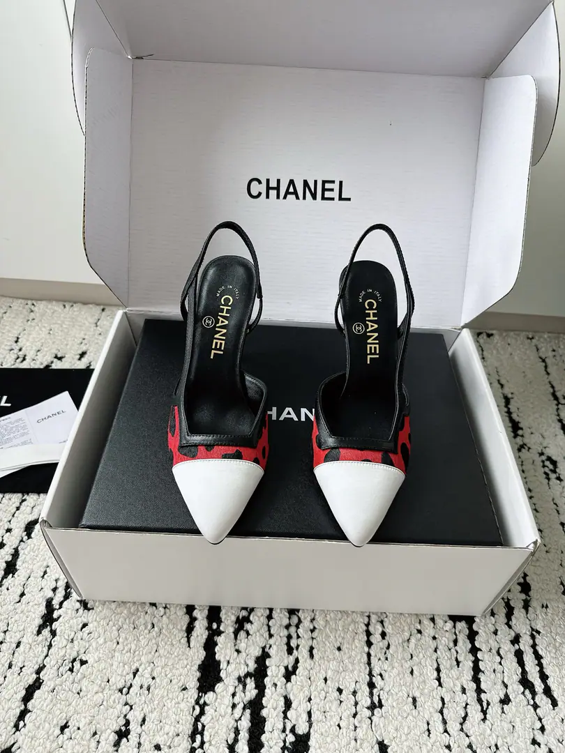 🏧𝗖𝗛𝗔𝗡𝗘𝗟Xiangixiang's classic coloring Alligator tattoos, empty sandals. Top Quality Facework customized leather with original The inside feet are all sheep's skin. Italian imports are so thick. size: 35-39（40/41Custom）