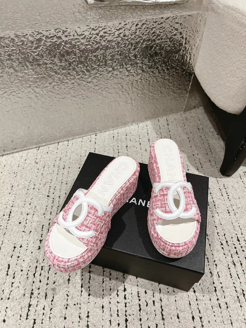 🏧𝗖𝗛𝗔𝗡𝗘𝗟Spring and summer brand new. Original Top Level DoubleCThick slippers. The season's fake duffle series is really beautiful.！ It's a beautiful foot.😍 How do you look?👍🏻 ꫛꫀꪝ Go➫ Material Shoes face is customized with original The insides are all sheep's skin. Original modeling, slide-proof floor Codes: 35-39（40/41Custom）