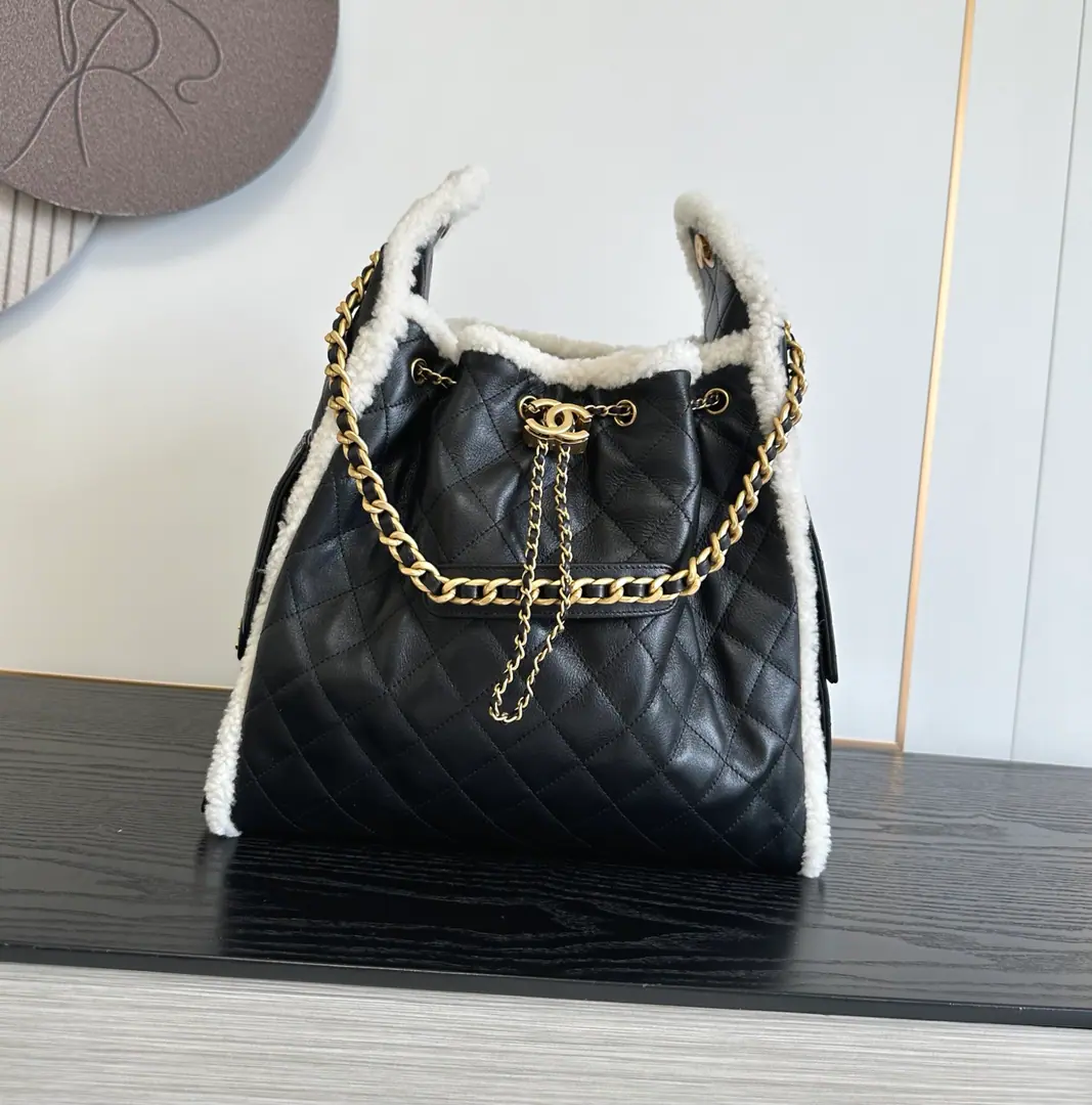《Black with white》Big number.OHANEL🚩🚩🚩𝐡𝐨𝐛𝐨 Lamb wool.🐑Materials: Skins of sheep.➕Lamb wool.🚩🚩🚩Imports are too soft🐮Bullskins., I'm not a hard man on the market.🉑️🆚It's...！《Top Quality》Pump the rope.HoboThe little one's here.🔥｜It's a terrible thing to do.！Cool and cool. Water buckets., It's touching.！It looks so tender and fresh and skiny., The open-door modifier is a very useful draw-line design.～Two small pockets on the side., Medium Size🪄♪ And the stylishness on your back ♪, Cool.girlMust be prepared I'm in love.！Big number.: 38x10x14cm