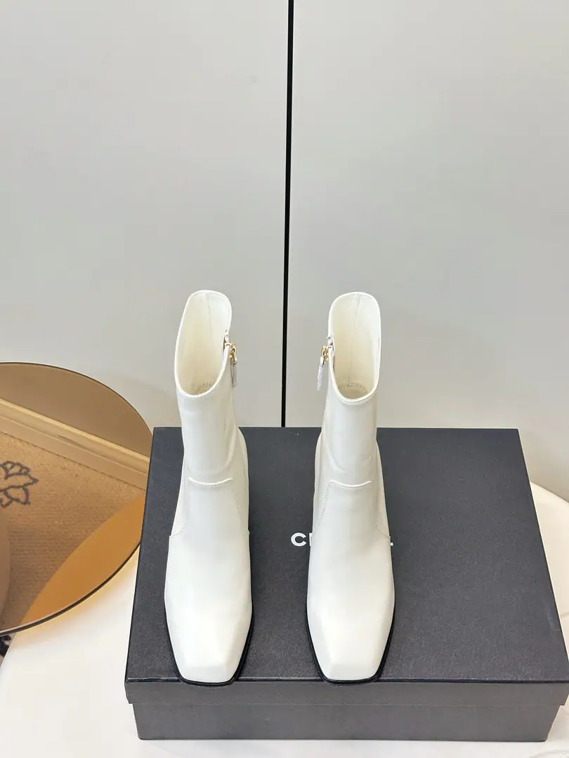 Chanel｜Kaori!26ssThe latest fall and winter is high and high. Fashion boots. ▫️Classic doubles.CMetal logo, A little low-key pen. ▫️Square+Rough design., It's smooth and stylish., I'm always on a telecommuting date. ▫️Side Line, Modified Legs, High-slender mythograph！ 👢 A pair of them.“Old Money.”with“French lazy.”The perfect balance. ❄️ Autumn with coats., A dress., Cowboys are good for each other., The King of the Bundang.！ I'll import a cow's skin on my shoe. I'm a sheep-skinner. Italy is a big-ass country. Size: 35-41（40 41Make a reservation.）