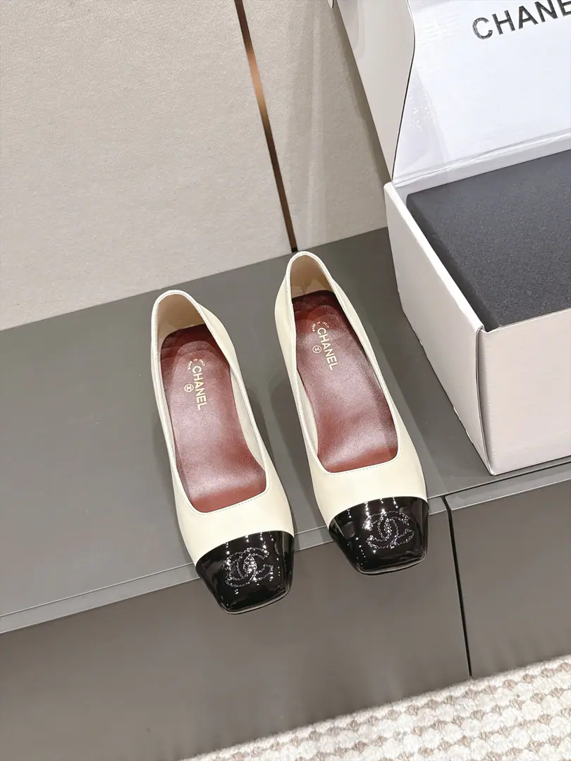 Requisition level Chane*26/The new early autumn. Slash-head heels. And I'm a little bit of a glorified, elegant, and luxuriant., The classic smudged face-skinning slender slur., The shoe head is a double-stamp.CMarking, Janey's shoe type is a very warm and pleasant gesture., Lower-key release of French style.. The classic color-cracking system has been long-standing., To blend French grace with classic brand elements, And she's a real-faced girl., It's a four seasons thing., It's a classic high-quality heel in a shoe cabinet.. Shoe.: Lamb skin. Uchi.: Lamb skin. Otsumi!: That's a big one. size: 35-41Code（40, 41Code custom is not to be changed）