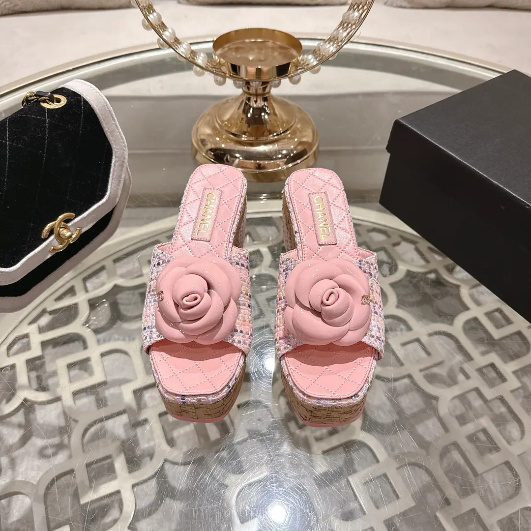 Chanel 26SSSpring and summer, the new mountain tea with a thick sandal series. This season of tea roses is really beautiful. The family's always been a noble name. It's a great sense of excellence.！The upper foot is very...nice～ No matter what you wear or dress., Pants., It's a lot of stuff.！It's beautiful.！A special one. Shoe.: Use imported sheep skin/What about the imports?/Import of sheep/Import paints Uchi.: I'm gonna get a little bit of a sheep-skin. Otsumi!: ItalyAThat's a big one. Codes: 35-39（40/41Custom without re-offer） Get out of the factory.