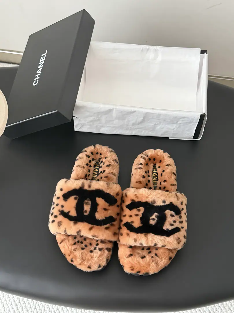 🏧𝐂𝐡𝐚𝐧𝐞𝐥 26KNew fur slippers.！ This is so cute.～ ♪ Soft and fluffy hair ♪, It's warm and warm.! I'm gonna raise my legs.! Autumn and winter with socks and lazy. The upper feet are really nice and fashionable.!It's so beautiful.! Import wool, ♪ My hands are so delicate and so soft and smooth ♪ Original model rubber bottom Size: 35-41（40/41Custom）