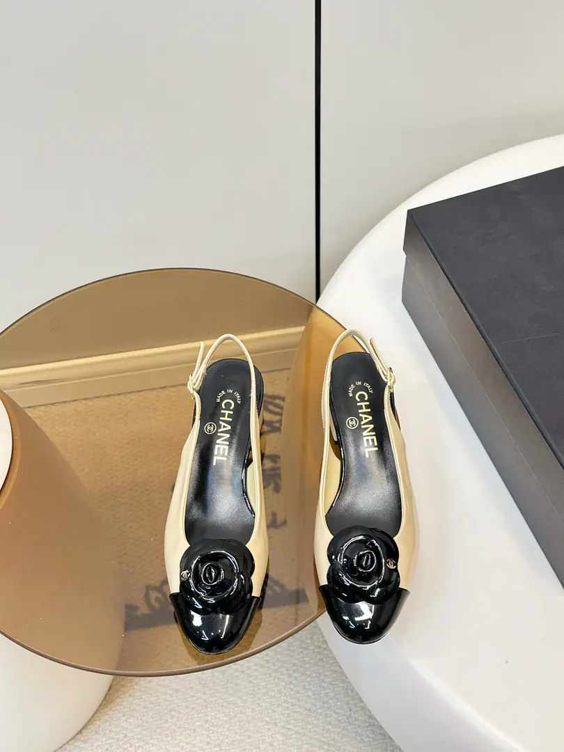 ​​Chanel The mountain tea flower is a little bit of a slob.​​ ✨Chanel 2026Spring and summer teas and sandals, Black & White Speech+Tachibana., Nice and recognizable.！Real leather., The shoes are full of light., Rear space belt design, I'm breathing and my legs are long.～4cmBold, I'm not tired of getting up., It's easy to ride in a regular or official setting.👠. The mountain tea flower is...ChanelClassic elements, Romantic., The dress is elegant., The pants are so strong., You're a big fan of the game. Shoe.: The calf is so soft and gloat. Uchi.: In the goats' furs. Italian skin. Codes: 35-40（40.41Make a reservation.）