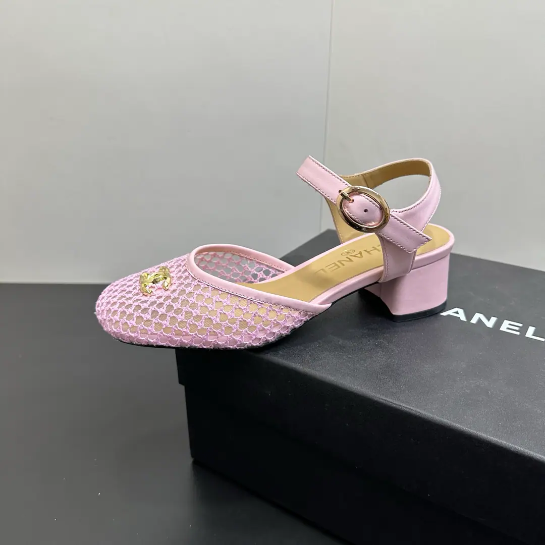 🍌🍌 CHANELChanel's new little fragrance., Marked DoubleCMetals stint on shoes., It's so delicate and expensive.. The net veil, the empty design, the lightness of the feeling., The squares are a pair of thick and thick., You can stretch your legs quietly if you're on your feet., A little guy can wear a high-spect ratio.. The multicoloured veils make different styles., I'm just gonna get some air inside the sheep's skin., The original modeling is a smooth-down balance between beauty and utility.. Fabulous.: The netting.➕Lamb skin. Uchi.: Lamb skin. Codes: 35……39（40.41It's a deal.）