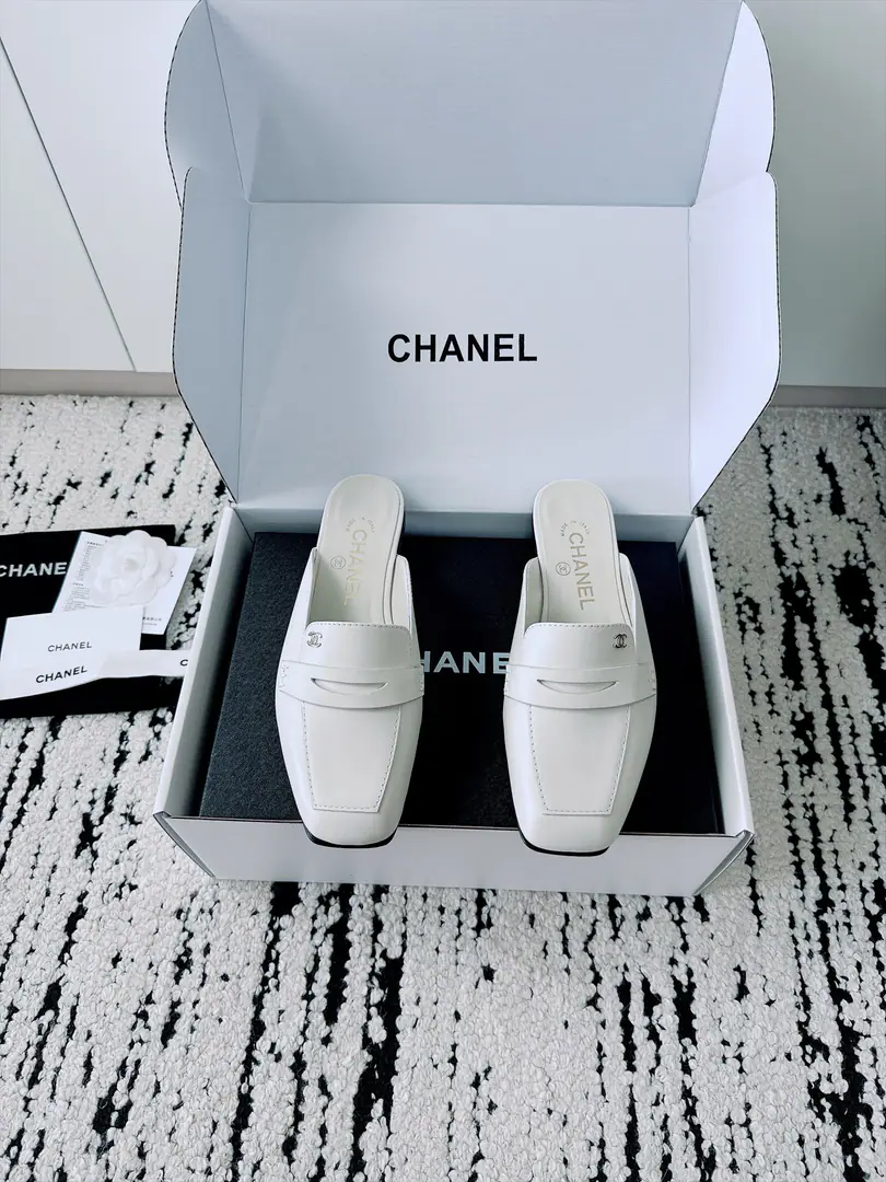 🏧𝗖𝗛𝗔𝗡𝗘𝗟New heel shoes. Top Version Exceeded design It's a perfect match for the day., No matter how high it is. It's not even a good quality.. Small-form design You're skinny and you don't pick your feet., It's a great foot., Nice and high-class.！It's worth the group.getSame paragraph！ Shoe.: Import of sheep skin/Painted skin. Uchi.: The sheep's skin is in the ground. Otsumi!: Italian imports are so thick. Codes: 35-41 [40.41Make a reservation.] 【⚠️Need a plane box.+】