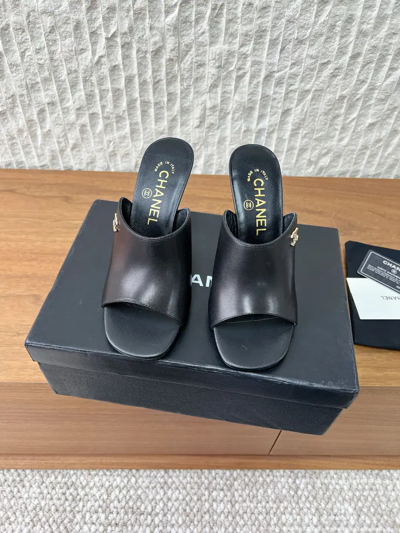 G Chanel Kaori! 26ssThe early spring new money. DoubleC High heels Shoes. The showmaster's push. It's a beautiful season.😍 The whole design is simple and long-sighted., Heel design is very unique and bold. It's so hard to let go., Not only are the shoes nice., The upper foot is so comfortable, it's not tired. We're all doing our best to get the original., The lines are very radians., And not at all.～ ▪Shoe.: Use of original imported paints/Bullskins./Drilling. ▪Inside, put your feet on the inside.: Lamb skin. ▪He's tall.: 7cm ▪Otsumi!: The original custom is Italian. ▪Codes: 35-39（40Custom without re-offer）