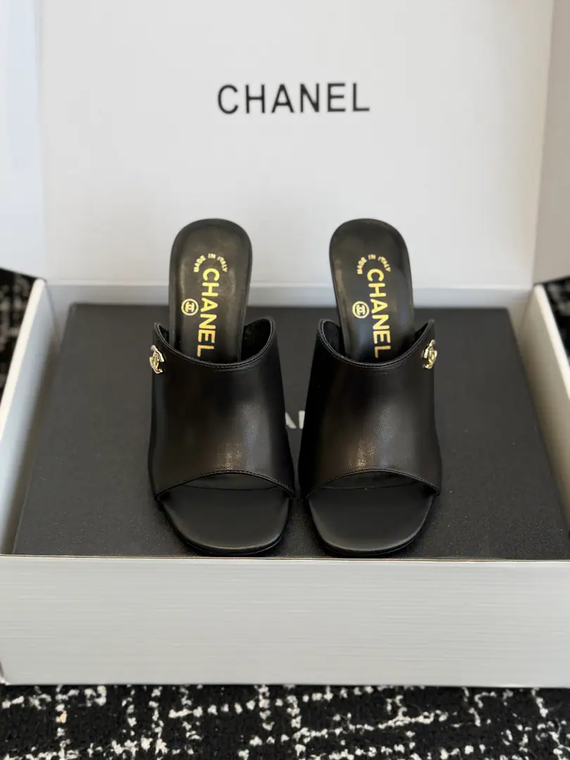 Requisition level Drilling. （⚠️Synchronise Action✈️Box） Chane*26ssSpring and summer, with moller slippers. They're all high-knit and Muller's tails., You're gonna be fine.. Heel for the sturdy heel., The leg line is raised while keeping Muller's sense of leisure., Fits with everyday and light social scenes. The insides are gold.“CHANEL”Branding, The shoes are classic.CMetal button, Enhanced brand recognition. The details of the different materials are focused on each other., The drill is so bright., The nettle is a soft touch.. Shoe.: Climey./Diamonds Uchi.: Lamb skin. Otsumi!: That's a big one. size: 35-41Code（40, 41Code custom is not to be changed）