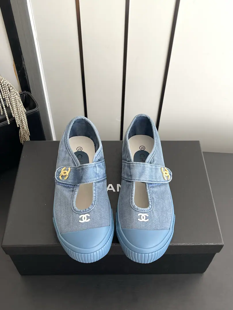 🏧𝗖𝗛𝗔𝗡𝗘𝗟New biscuits. Highest Quality Top recreational sneakers.. Shoe-faced canvas.+It's in the air.+- The rubber floor. Codes: 35-40（40Do it.）