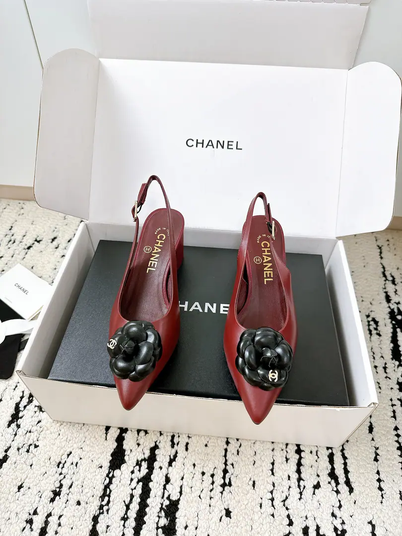 🏧𝗖𝗛𝗔𝗡𝗘𝗟Little Fancy. Mountain tea flower.🌸Spill your head with sandals. The first time I saw it, I was grassed. Super gentle and generous. A little shoe, a lady. It's a very good touch. High-level, high-quality. The shoe face is original cow skin. Uchi./I'm gonna get a little bit of a sheep-skin. Italian imports are so thick. Codes35-41 [40.41Custom] [⚠️Need a plane box.+]