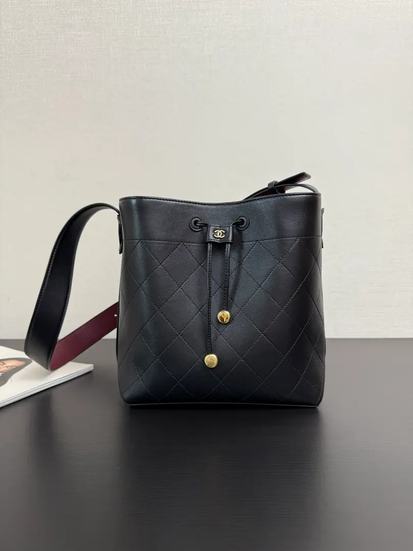 Current 26BA new bucket bag with a bucket pocket. Relax., The most aphrodisiacs are interpreted in this bag.～ Skins are smudged., The buckets are not so easily collapsing.！Open the ropes.～Stereo𝐂Set the profile on the side of the bag., Brand recognition., The wine and red in the inner side of the wide shoulder belt is a classic.🤩 I'm not tired.. There's plenty of room in the barrel.✔️It's a convenient time to open and pick up things.！- I'm on duty., We're all set for a shopping date.size: 22*23.5*13cm 99609