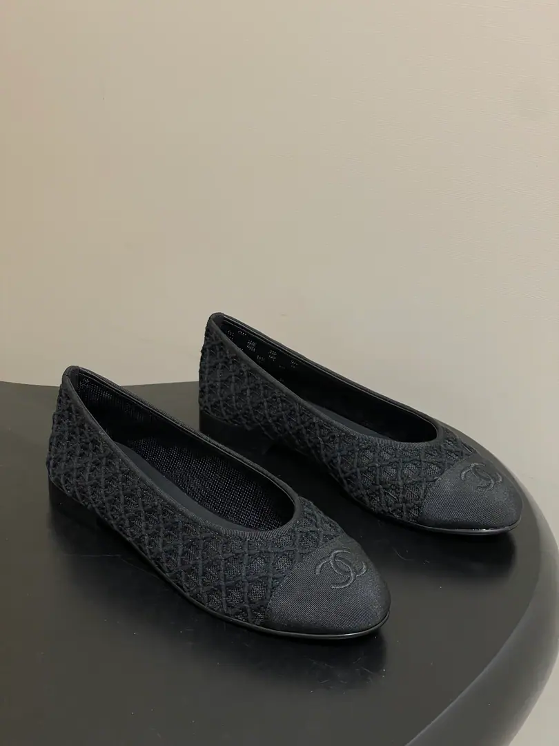 26CSpring and summer.🔥Superfire weave the net veil.ChanelKaori! DoubleCBallet shoes. Weaving the netting. Unresistable lace-net ballet shoes.🖤🤍♪ A moment in love ♪ A beautiful web-salved ballet shoe., It's a good match with Spring and Summer.🩰 Trust me. These are some of the ballet shoes that will take you to a good place.🩰 Shoe.: Customize the production of web veils Foot.: Lamb skin. Shoes under the sole.: Italy is a big-ass country. Codes: 35-39（34.40.41.42I'll make sure I don't change it.）