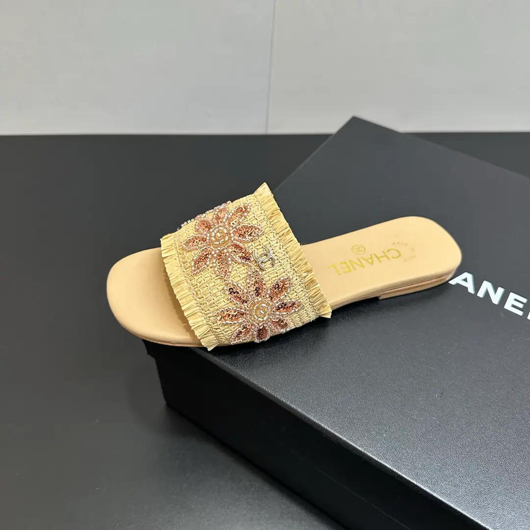 🍌🍌 2026ss CHANELChanel's little fragrance weave slippers., A classic of fashion.. The sewling of the shoe face is a fine match., ♪ The glow is so luxuriant ♪. Marked DoubleC logo Nice eye., Show brand style.. Whether the dress is a fine dress or not,, Or do you wear pants to highlight the casual nature?, It's easy to get a taste of shape., It's a single thing that fashioners can't miss.. Shoe.: Handweaving Uchi.: Importing in the crystal sheep's skin Otsumi!: That's a little skin. Shoes.: 35-39（40, 41I'll make sure I don't change it.）
