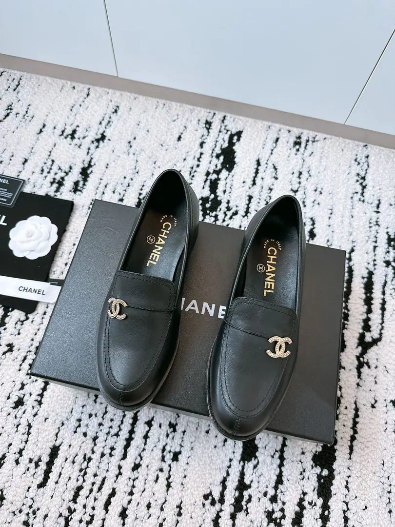 🏧𝗖𝗛𝗔𝗡𝗘𝗟Top of the lyver shoes. The big stars are a red-hot show. A hundred-year-old classic.！ A big one.！We're gonna hit him with a pound.！ The shoe is imported into the skin. Importing comfortable sheep's skins and putting feet inside. The original Italian is a very big one. Size35-41（40.41Make a reservation.） ⚠️Need a plane box.+