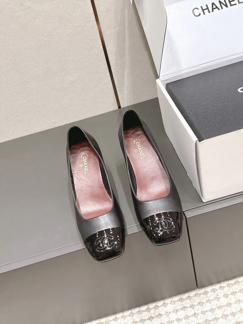 Requisition level Chane*26/The new early autumn. Slash-head heels. And I'm a little bit of a glorified, elegant, and luxuriant., The classic smudged face-skinning slender slur., The shoe head is a double-stamp.CMarking, Janey's shoe type is a very warm and pleasant gesture., Lower-key release of French style.. The classic color-cracking system has been long-standing., To blend French grace with classic brand elements, And she's a real-faced girl., It's a four seasons thing., It's a classic high-quality heel in a shoe cabinet.. Shoe.: Lamb skin. Uchi.: Lamb skin. Otsumi!: That's a big one. size: 35-41Code（40, 41Code custom is not to be changed）