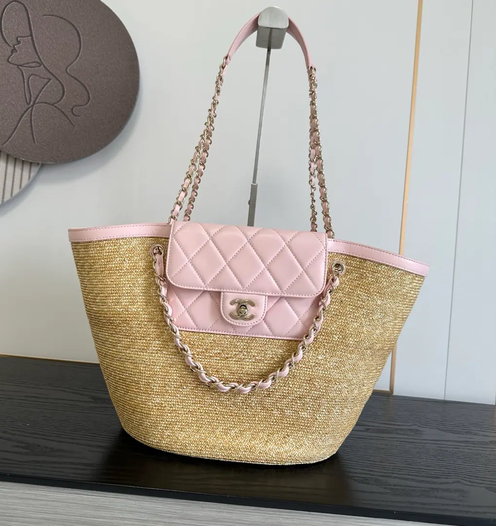 《Exports》Pink！OHANEL🚩🚩🚩 26CNewly made vegetables and blues., Hand-woven bags Hand-woven bags 🥂The big bag is a raffi grass and vines weave that can't be broken in a vacation atmosphere., Use imported natural wheat straw, I just didn't realize that there were so many colorful leather bags in the summer vacation series.…A dinner or a party for the good summer nights., There's no more jewelry in the bag., Of course the favorite is the collector's series of ice cream cups.～Dimensions Small: 18 x X41 X 13cmBig number.: 26x 54 x 18cm 5952