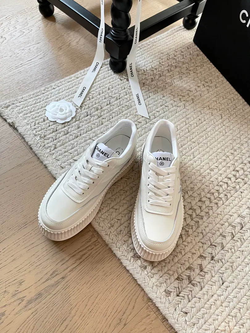 Chanel 24BNew little white shoes for a cracker. Top Version！ Little man, the Gospel.🤩 Foot second change. It's a very good look.！The original skin on the shoe. The skin is customised inside. Original Slide Bottom！ Codes: 35-41 Custom without re-offer