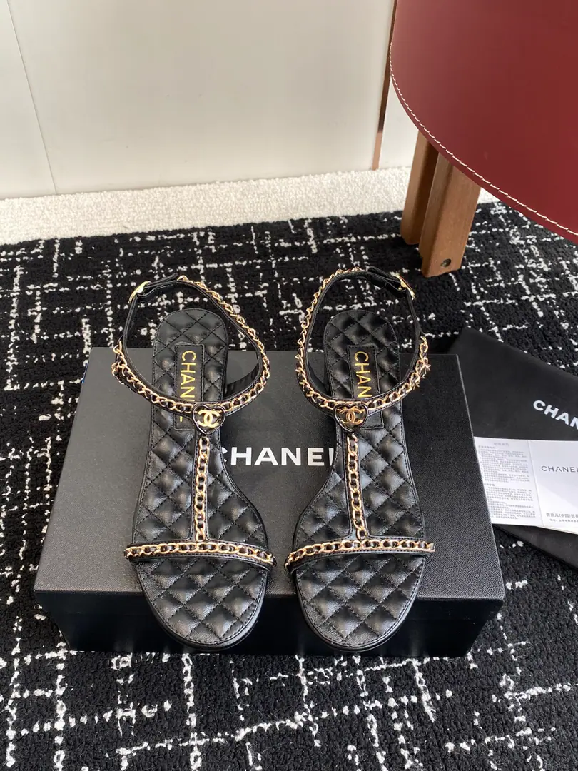 Requisition level CHANEL Chanel. 25ss Chain Bold Shoes. Self-detention, That's a little skin., It's so beautiful on its upper feet., Simple., The little sandals that must be in the summer. Rewinding, You can't just walk away from me., The whole show's got a drag on it.！！！ Fabulous.: Import of sheep skin Otsumi! Italy is a big-ass country. Size: #35-41（40 41I'll make sure I don't change it.）