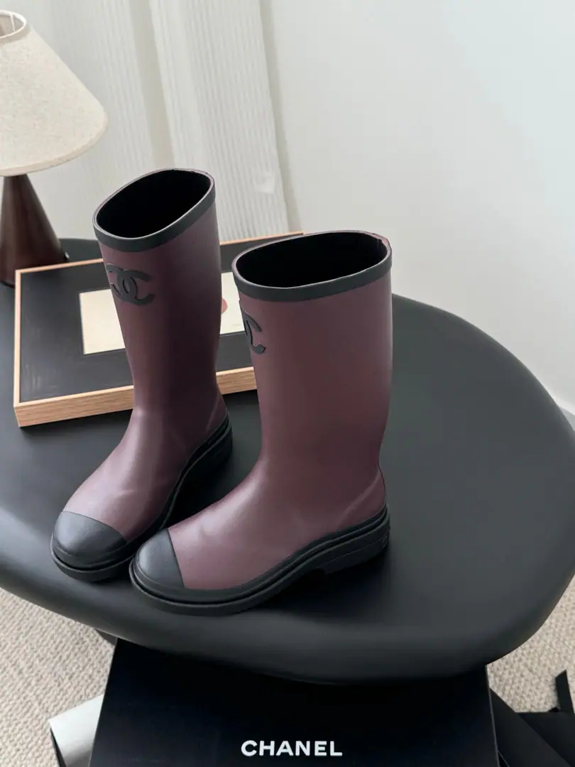 Upgrade No price. Real Quality of the Worker （Reopen the mold. Original replacement） Chanel. CHANEL (Rubber vulcanization version-It's seamless.) Original purchase, The Great Golden Construction 24SXiang Yui boots, Top-level version of the sulfification process for rubber without seamline ⭕Rubber vulcanization production process, Same as original. ⭕Environmentally friendly rubber material, It's all right., Same as original. ⭕No seams., Same as original. ⭕The soles and boots are a combination of cold glue., Non-one-time formation, Same as original. Codes: 35-40Code【Standard Code】 Colours: Milan., Green, Wine.