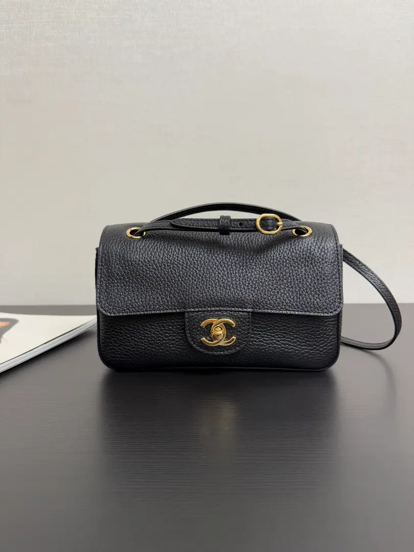 Current 26BNew paragraphcf Maxi mini- The mouth cap. The first few seasons.𝐦𝐚𝐱𝐢And the sizes.！The season's small size is more sophisticated.！A little one is so cute.😍 Still is.𝐦𝐚𝐱𝐢 𝐅𝐥𝐚𝐩A simple design and cortex, The soft hand is so relaxed.. Put your pockets on the back.. The light gold and the gold is low-profile and luxurious.～20cmThe size of the day is practical., The little man is easy to ride., The length of the shoulder belt is regulated., You can slant it on your shoulder.！It's perfect for your daily back.！size: 13*20*6cm 99613
