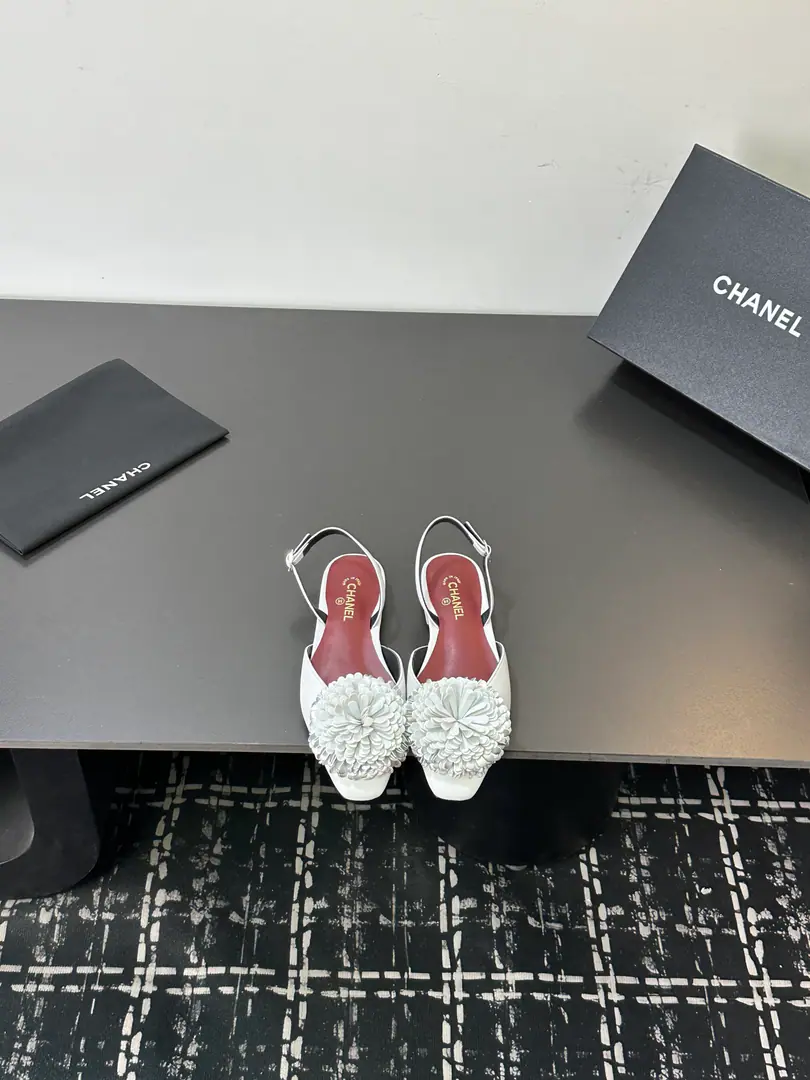 26ssThe new early spring.ChanelChanel. Xiang Xiang Quan and the mountain tea flower are slinging sandals Round Head Design:♪ Elegance and thinness ♪, Pulling legs and bowing bows and bowing bows.:Sweet and sweet., Add female charm and design.:High and thin., Show me the gracefulness of the show., It's for every occasion. - I'm not a professional., Showing the grace of a woman in the workplace and her ability to match her dress with her dress., To be the focus of the whole show. With a dress., A romantic, soft side with jeans., ♪ Easy to ride the leisure style ♪ It's either a daily commute or a party., It'll make you feel better., Show me grace. Shoe.: Lamb skin. Inside, put your feet on the inside.: Comfortable sheep skin. Shoes under the sole.: Italy is a big-ass country. Codes: 35-39（40.41.I'll make sure I don't change it.）