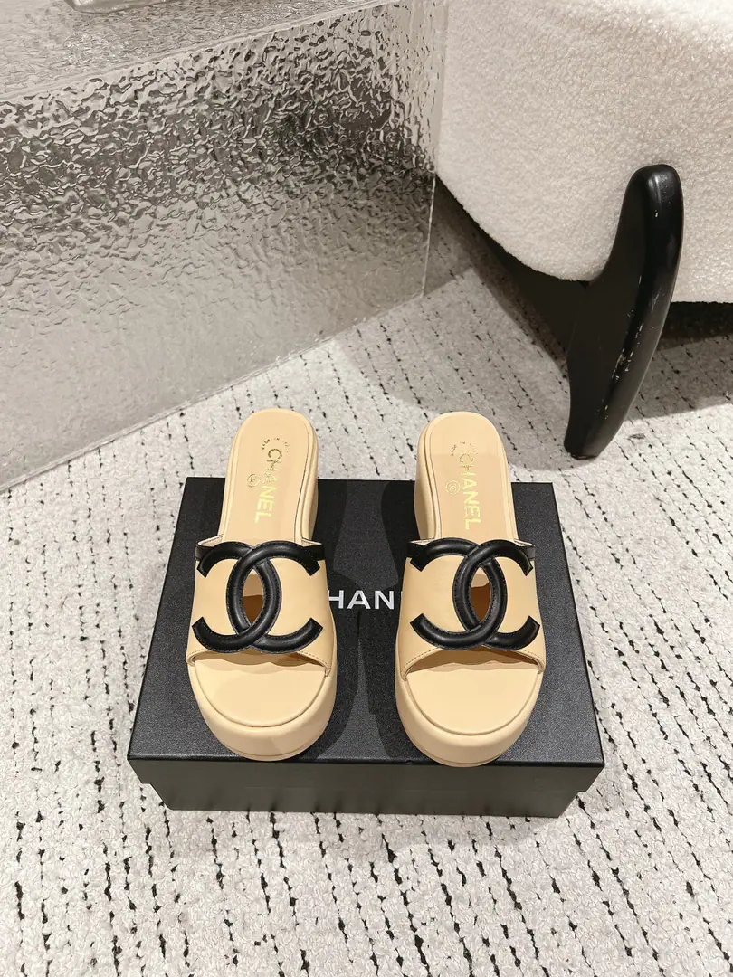 🏧𝗖𝗛𝗔𝗡𝗘𝗟Spring and summer brand new. Original Top Level DoubleCThick slippers. The season's fake duffle series is really beautiful.！ It's a beautiful foot.😍 How do you look?👍🏻 ꫛꫀꪝ Go➫ Material Shoes face is customized with original The insides are all sheep's skin. Original modeling, slide-proof floor Codes: 35-39（40/41Custom）