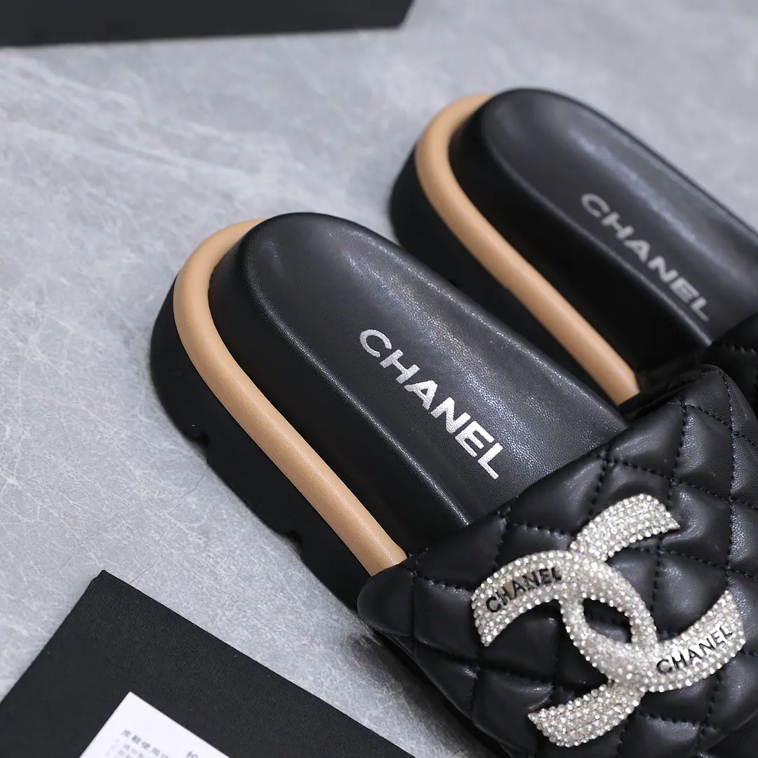 CHANELThe diamond is thick.｜The star show is here with the same guy.🧚♀️ Classic diamond-gring embroidery. ♪ And the pair of sparkling pairs ♪CBrick.✨ ♪ The quality and the light are online ♪ You put it on and you're taking a high-profile atmosphere. The inside liner kisses the skin skin skin. A deep design of humans. Walk light and not tired. Lazy and fashionable are just the right things to do. I'm out of town or on a date. And then you light up the whole thing. The most important thing this fall and winter will have is a great instrument. Wait till you come and put it on.✨ #Chanel. #Thick slippers. #♪ The high-end touch ♪ #The star is the same. Fabulous.: The sheep's tattoos are super-fibrous. Uchi.: Lamb skin. Foot.: The sheep-grained water table. Otsumi!: Slurp-resistant rubber floors. Codes: 35–41Code (42/43Do it.) Plant