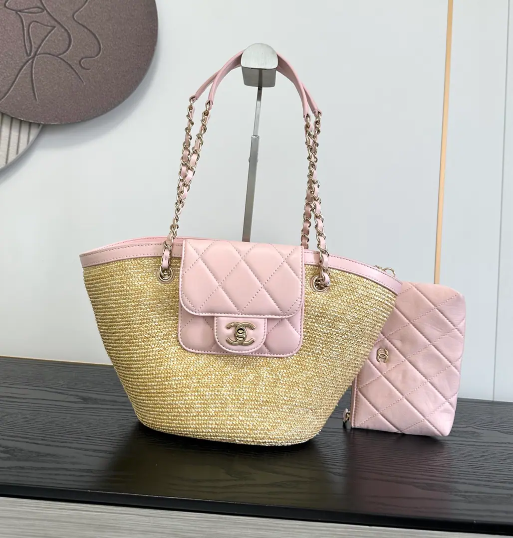 《Exports》Pink！！OHANEL🚩🚩🚩 26CNewly made vegetables and blues., Hand-woven bags Hand-woven bags 🥂The big bag is a raffi grass and vines weave that can't be broken in a vacation atmosphere., Use imported natural wheat straw, I just didn't realize that there were so many colorful leather bags in the summer vacation series.…A dinner or a party for the good summer nights., There's no more jewelry in the bag., Of course the favorite is the collector's series of ice cream cups.～Dimensions Small: 18 x X41 X 13cmBig number.: 26x 54 x 18cm