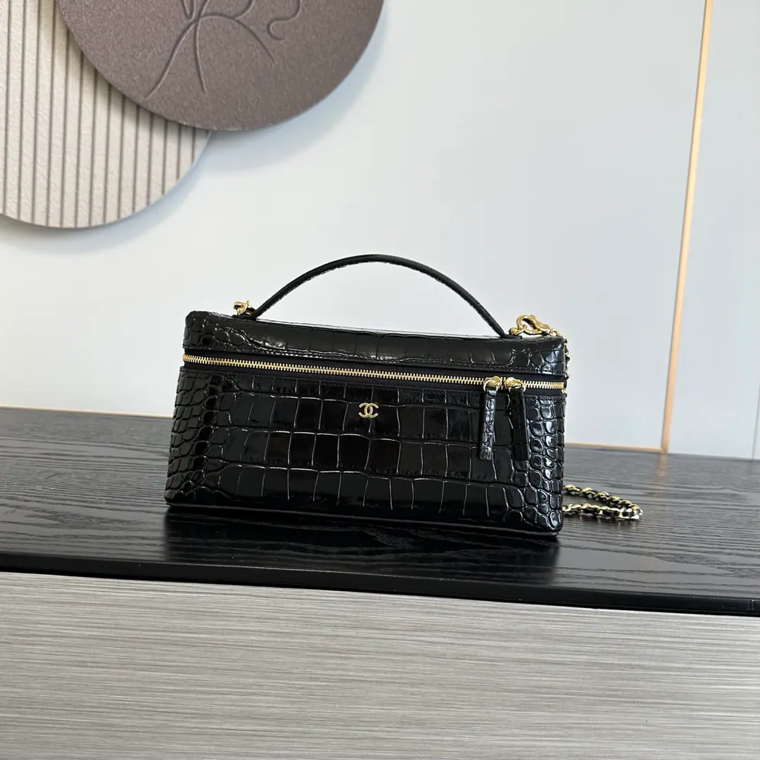 《Fish pressure skin.》Black！《Cross-section》OHANEL🚩🚩🚩26BAdvanced Handicrafts 🌠🌠🌠LpBox.🖤Advanced HandicraftsLPThe old money is a feeling of the well-packed food box., - It's a grinding resistance., I don't worry about wear or tear.～The cross-sectional sprawl is falling apart., Horizontal zipper., Deep inside, super-capable., ProMax+Pizza.+The makeup is all light.[Cool.R]Light gold metal binaryCLow profile atmosphere.～Bring your own short handle.+🉑️We'll take the skin off and wear the gold chain.[Beauties.R]With all the French names on your hands, you can see.～The slashing back is a relief., I can't make any mistake with the commuters.！Dimensions: 12×25×5 cm