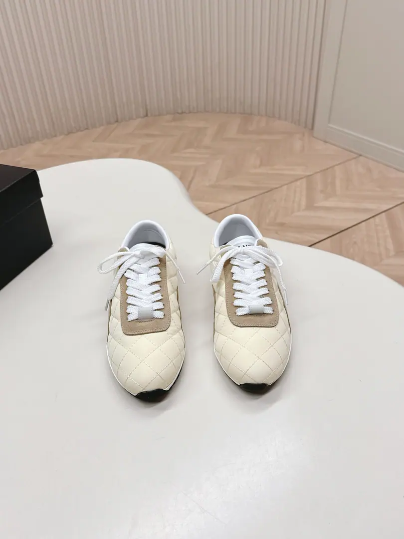 Out Chanel Chanel.26CNew Mitsubishi Gold shoe. A very light and comfortable shoe. Black white cow leather. A hundred white shoes. The formula is not wrong. Cows are counter-feat.➕The feathered slobs match the color. It's fresh and full of life. Sideprintlogo Nice foot. Shoe-face original customized materials Original Base Shoe.: Cows are counter-feat.➕Leather cloth./Black white all-grain skin. Uchi.: Lamb skin. Shoes under the sole.: Shade it.TPUOtsumi! Size: 35-40
