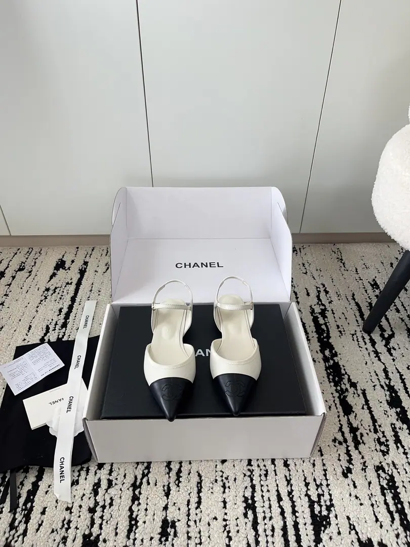 🏧𝗖𝗛𝗔𝗡𝗘𝗟Top-of-the-line sandals. The first time I saw it, I was grassed. Super gentle and generous. A little shoe, a lady. It's a very good touch. High-level, high-quality. The shoe face is original cow skin. Uchi./I'm gonna get a little bit of a sheep-skin. Italian imports are so thick. Codes 35-41 [40.41Custom] [⚠️Need a plane box.+]